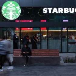 Starbucks reports 7% decline on global sales